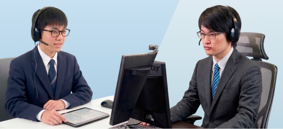 ヘッドセットを着用してオンライン授業を行う講師2名