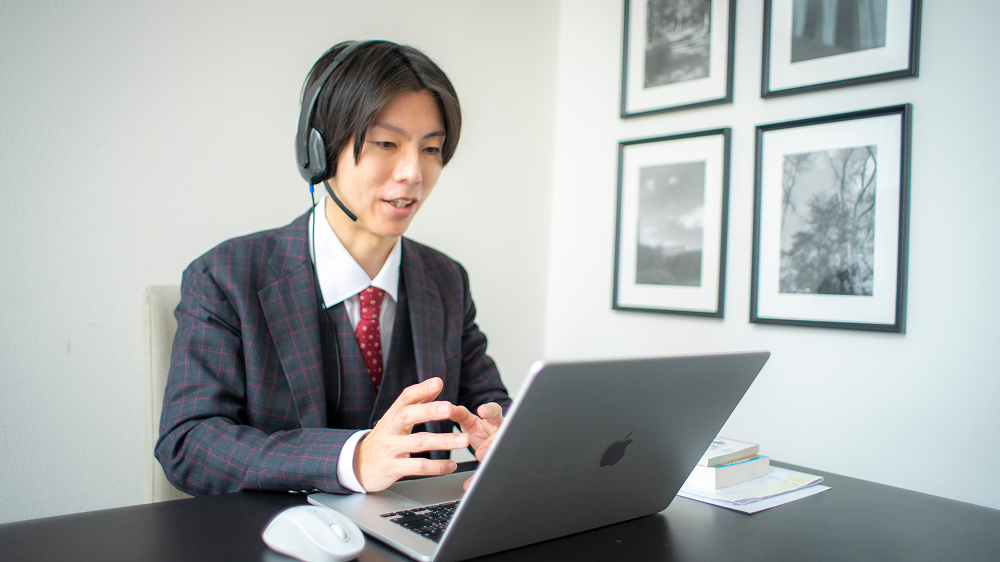 ヘッドセットをつけてオンライン授業を行う講師